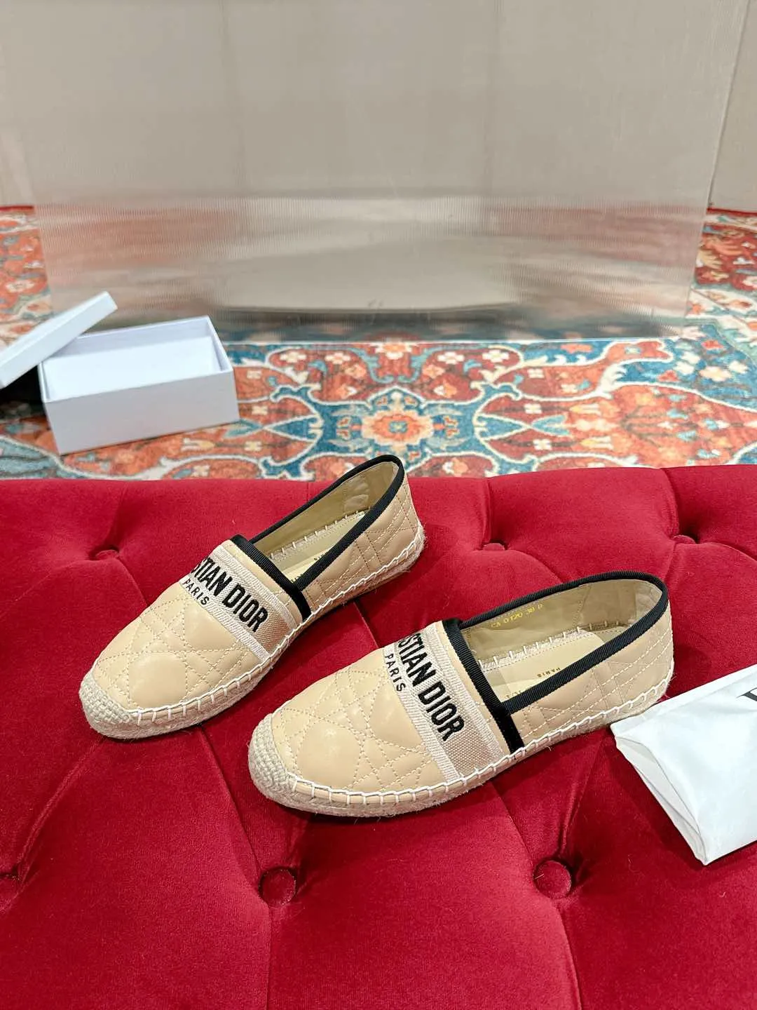 👟👟Ex-factory price 460👟👟 Dior DIOR's new popular early spring fisherman shoes 🆕 Simple, elegant and fashionable, timeless and timeless, it is a classic that will never fade away in the fashion circle, retro fisherman shoes. Original hand-woven surface, electric embroidery technology! Specific cloth surface and rubber outsole. Code number: 35-39 (40.41 customized, non-refundable)